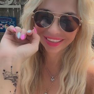 Meet your Posher, Laurie